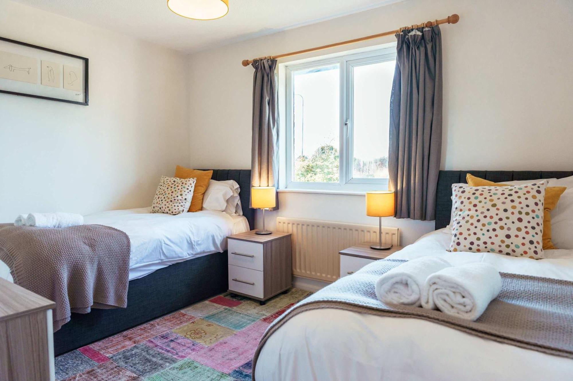 Burden Close Two Bedroom House With Garden Holiday home *